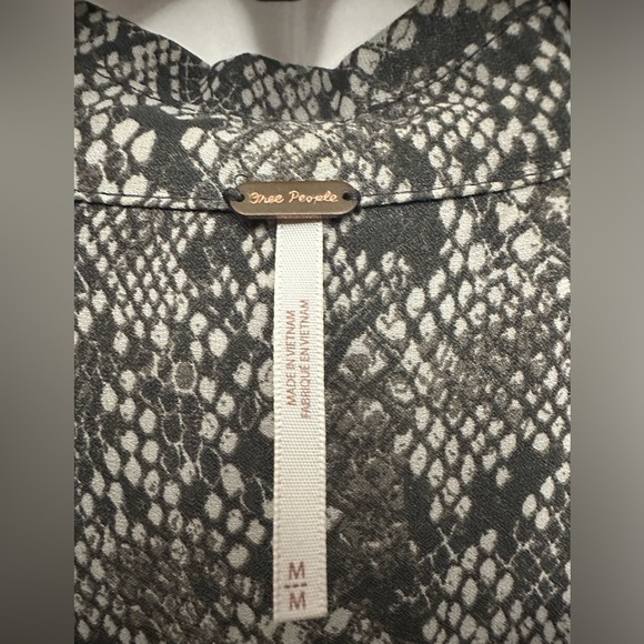 Free People Modern Muse Snakeskin Blouse Size Medium Tie Detail Button Front - Picture 3 of 5